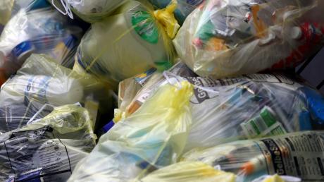 Plastikreste und anderer Müll werden bei einer Aktion an der Kahnfahrt gesammelt.