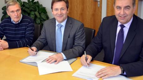 Unterzeichneten die Vereinbarung zur Unterstützung der Familienpaten (von links): Reinhold Metz (Jugendamtsleiter), Leo Schrell und Gerhard Kestner. 
