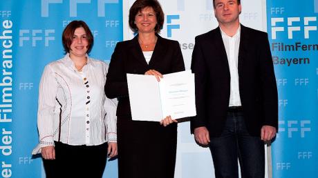 Ministerin Ilse Aigner händigte Andreas Penthaler (rechts) und Claudia Mayr (links) die Kinoprämie aus. 
