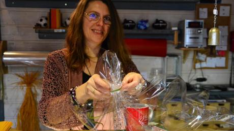 Wie man Weihnachtsgeschenke hübsch verpackt, hat sich Petra Semet, Inhaberin des Gänseblümchens in Holzheim, selbst beigebracht.  
