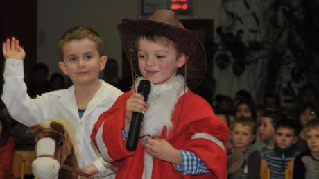 Joris Straka (links) und Florian Richter setzten bei der vorweihnachtlichen Feier der Grund- und Mittelschule Wittislingen das Gedicht „Der Weihnachtsmann ohne Mütze …“ in Szene. 
