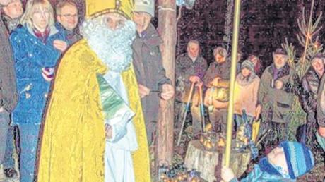 Hatte sich verspätet: Erst kurz vor Weihnachten kam der Nikolaus zur Waldweihnacht des Obst- und Gartenbauvereins ausen. 