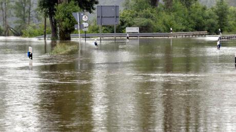 Im Juni waren der Lauinger Kreisverkehr und die Weisinger Straße sowie viele Felder und Wiesen überflutet. 