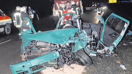 Total zertrümmert wurde der Wagen eines 27-Jährigen am Mittwochabend auf der B 16 zwischen Dillingen und Lauingen.