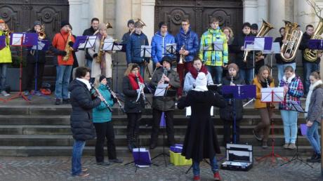 Ein musikalischer Neujahrsgruß: Die Lauinger Stadtkapelle spielte gestern auf den Stufen des historischen Rathauses. 
