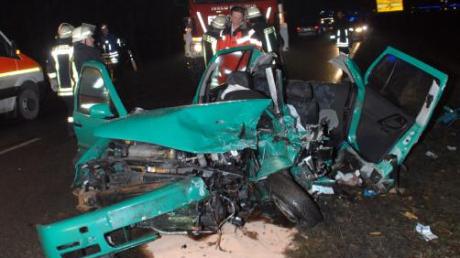 Total zertrümmert wurde der Wagen eines 27-Jährigen am gestrigen Abend auf der B 16 zwischen Dillingen und Lauingen.  
