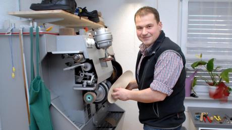 Die Schleifmaschine von Bernd Jünger steht in dem zur Werkstatt umgebauten Austragshäuschen der Oma in der Unteren Hauptstraße im Dillinger Stadtteil Hausen. Dort hat sich der Orthopädieschuhmachermeister im Nebenberuf selbstständig gemacht. 
