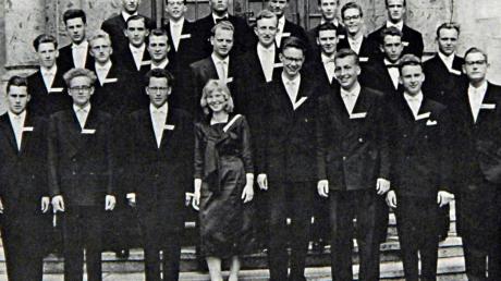 Zu den vielen Schwarz-Weiß-Bildern im „Dilingana“-Mitteilungsblatt gehört auch dieses Foto vom Absolvia-Jahrgang 1958 des Sailer-Gymnasiums.  
