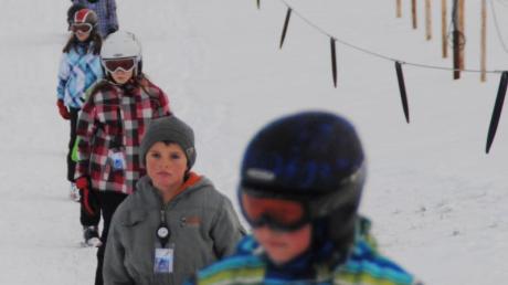 Im Winter 2012/2013 sah es am Skilift so aus: Zahlreiche Kinder ließen sich nach oben ziehen.  
