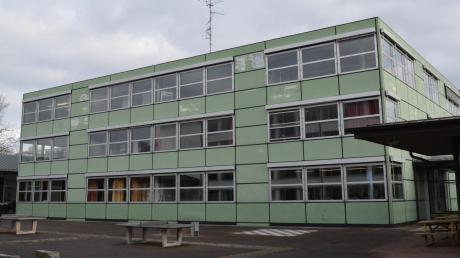 Der grüne Bau des Sailer-Gynasiums in Dillingen: Ganz am Ende der Generalsanierung der Schule soll er abgerissen werden. 

