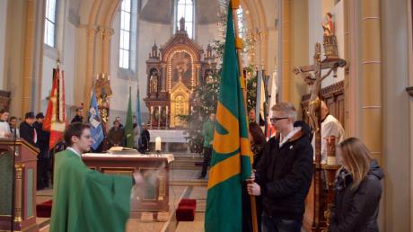 Der geistliche Begleiter der Landjugendgruppe, Kaplan Tobias Wolf, erteilte dem Jugendbanner beim Gottesdienst die Benediktion. 
