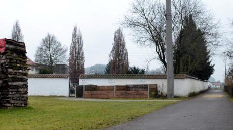 Hinter dem Eppisburger Friedhof soll ein Parkplatz entstehen. Im Zuge der Baumaßnahmen wollen die Räte auch den Gehweg rechts der Mauer erneuern. 