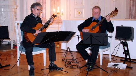 Die schwäbischen Gitarrenvirtuosen Josef Wenger (links) und Rudolf Keller (rechts) zeigten ihr großes instrumentales Können bei ihrem Konzert mit internationaler Gitarrenmusik im Rathausfestsaal von Lauingen. 
