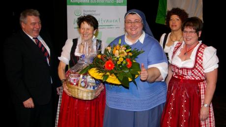 Begeistert nach dem Vortrag von Schwester Teresa (Bildmitte) im Bild von links: BBV-Kreisgeschäftsführer Eugen Bayer, Kreisbäuerin Hannelore Schmid sowie ihre Stellvertreterinnen Maria Jäger und Ingrid Kratzer. 
