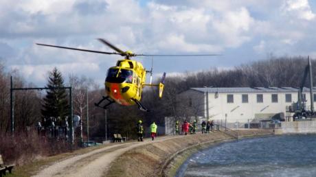 Mit dem Rettungshubschrauber musste eine 65-Jährige in die Ulmer Uniklinik geflogen werden, nachdem sie in den Faiminger Stausee gefallen war.