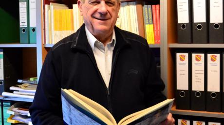 In seinem Büro sammelt Harald Lemmer seit 30 Jahren alles über die Historie von Wittislingen.  
