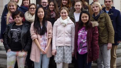 Diese Schüler nehmen am Cambridge-Examen teil, das in diesem Jahr erstmals am Albertus-Gymnasium in Lauingen stattfindet.  
