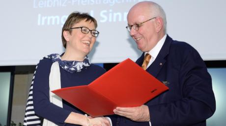Gestern Nachmittag fand die Verleihung des Gottfried Wilhelm Leibniz-Preises 2014 statt. Die gebürtige Schwenningerin Irmgard Sinning zählte zu den Preisträgern. Die offizielle Urkunde erhielt sie von DFG-Präsident Peter Strohschneider. 
