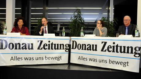 DZ-Redaktionsleiter Peter von Neubeck und Redakteurin Stephanie Sartor fühlten den Bürgermeisterkandidaten Wolfgang Schenk und Claudia Stocker (von rechts) auf den Zahn.  
