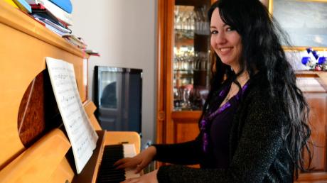 Katharina Diana Brandel spielt neben Klavier auch Bratsche, E-Bass, Querflöte und Gitarre. Für ihr Gesangsstudium übt sie jeden Tag rund vier Stunden. 