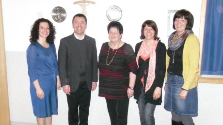 Pfarrer Josef Kühn verabschiedet die scheidenden Pfarrgemeinderäte (von links): Johanna Greiner, Brigitte Steiner, Karin Sailer und Diana Urbansky.  
