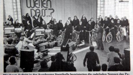 Die Klosterfrauen auf der Showbühne des ZDF in Augsburg am 6. Februar 1982 mit Moderator Frank Elstner. 
