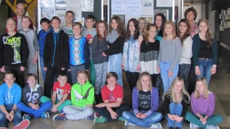 Die Schüler der Klasse 7mder Mittelschule Gundelfingen (im Bild mit Klassenleiterin Regina Knäulein und Sebastian Diedering vom Mooseum Bächingen) haben kürzlich am Projekt „Donau Wellen“ teilgenommen. 
