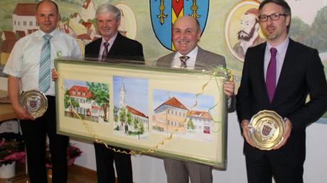 Bürgermeister Friedrich Käßmeyer (2. von rechts) verabschiedet die Gemeinderäte Martin Strobel, Johann Sailer und Thomas Geißler (von links). 
