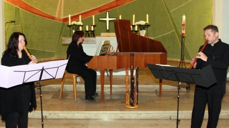 Heike Rast, Johanna Larch und Professor António Carrilho musizierten bei einem Benefizkonzert in der Lauinger Christuskirche.  
