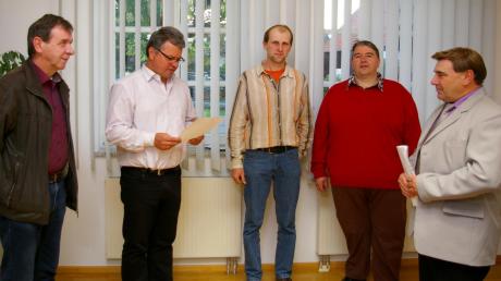 Vereidigung der neu gewählten Gemeinderatsmitglieder in Lutzingen durch Bürgermeister Eugen Götz (rechts im Bild) von links: Wolfgang Schadl, Walter Ortler, Bernd Karg und Rainer Burggraf.  
