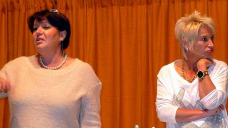 Die schwäbischen Kabarettistinnen Petra Binder (links) und Doris Reichenauer wurden als große Entertainer im Bleichstadel umjubelt. 
