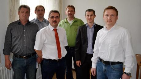 Werner Burdack, Martin Fuchsluger, Bernhard Nicklaser, Martin Kienle und Andreas Wagner (von links) wurden vom neuen Bürgermeister Thomas Baumann (vorne, Zweiter von links) in der ersten Sitzung des neuen Gremiums vereidigt.  
