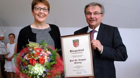 Professor Dr. Irmgard Sinning wurde am Sonntag von ihrer Heimatgemeinde Schwenningen mit dem Bürgerbrief ausgezeichnet. Die Ehrung nahm Bürgermeister Reinhold Schilling vor. 
