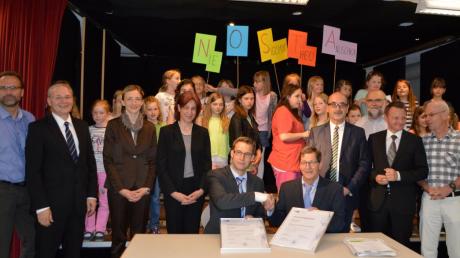 An der Mittelschule Höchstädt wurde gestern die Schulpartnerschaft mit der Firma Nosta unterzeichnet.  
