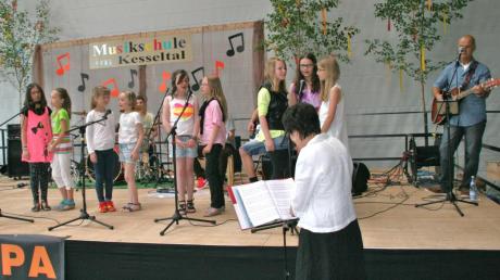 Zwei begeisternde Auftritte zusammen mit der Band der Musikschule hatte der Kinderchor. Beide Male gab es viel Beifall.  

