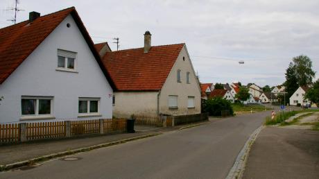 Abgebrochen werden sollen diese beiden Häuser in der Oberbechinger Straße in Wittislingen, um später dort ein Pflegeheim zu errichten und die Straße zu verlegen. 
