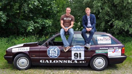 Die Brüder Martin (links) und Rudi Waltl (rechts) fahren mit ihrem 20 Jahre alten BMW beim Baltic Sea Circle Projekt 2014 mit. Dabei sammeln sie auch Spenden für den guten Zweck. 