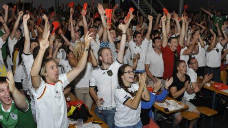 Hoffentlich können die deutschen Fans heute Abend genauso jubeln wie bei der EM 2012. Damals gab es Public Viewing im Dillinger Stadtsaal und einen Sieg gegen Griechenland. 
