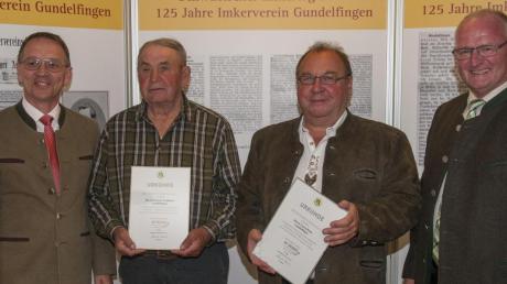 Beim Festabend zum 125. Geburtstag des Gundelfinger Imkervereins gab es auch Ehrungen (von links): der Bezirksvorsitzende der Imker, Eckard Radke, Thomas Wohlhüter (40 Jahre Mitglied), Georg Ruck (25 Jahre Mitglied) sowie der Gundelfinger Vereinsvorsitzende Peter Wolfrom.  
