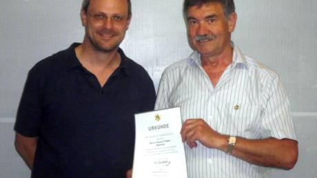 Die silberne Ehrennadel gab es für Michael Pollithy (rechts) vom Vorsitzenden Reinhold Schwarz überreicht.   

