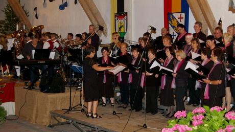Beim Gemeinschaftskonzert von Liedertafel und Musikverein Haunsheim, ergänzt von einer vierköpfigen Band im Koarastadel von Haunsheim, überzeugten Musiker, Sängerinnen und Sänger mit großer musikalischer Bandbreite und technischem Können. 
