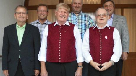 Günter Durner (von links), Franz Hörbrand, Georg Deil, Jürgen Maier, Josef Steiner und Franz Lingel waren beim Sängerabschluss der Gesangsvereine „Sängerlust“ Eppisburg und „Liederkranz“ Aislingen.  
