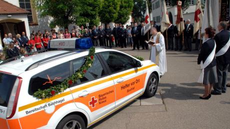 Das Einsatzfahrzeug der „Helfer vor Ort“ wurde gestern Mittag durch Pater Darius Hirsch gesegnet. 
