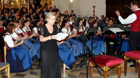 Gemeinsam mit dem Musikverein Donauklang musizierte der Kammerchor „Calypso“. Im Bild Marianne Rieder bei einem Solo. 
