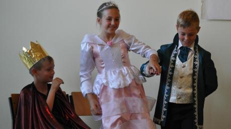 Das englische Theaterstück „Princess Smartypants“ führten die Grundschüler in Haunsheim auf. Hier holt Prinz Grovel die Queen zum Shopping ab.  
