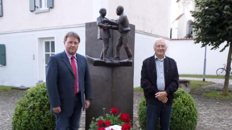 Erinnerten an die Schlacht von 1704 in Blindheim (von links): Bürgermeister Jürgen Frank und Vorsitzender Erwin Mayer.   

