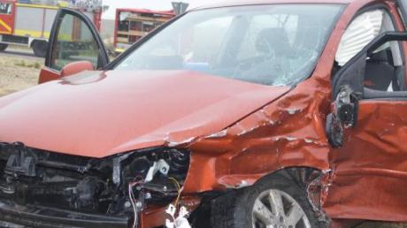 Zwei Personen wurden bei einem Unfall am Donnerstagmorgen auf der B16 verletzt. Eine 20-Jährige musste aus ihrem Auto befreit werden. 
