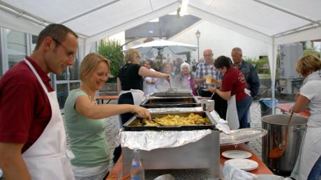 Fleißige Köche und Köchinnen sorgten in Dattenhausen am Samstagabend für genügend Nachschub. 
