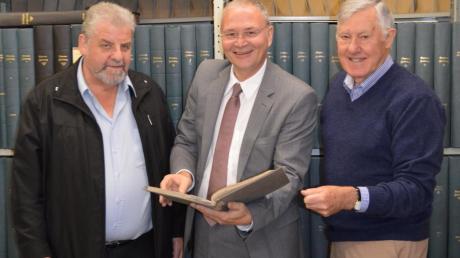 David Dodd (rechts) recherchiert mit Bürgermeister Stefan Lenz (Mitte) und Leo Thomas vom Historischen Verein im Archiv über den Höchstädter Doktor Hermann Beckler.  
