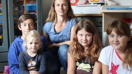 Anemone Schulz ist Tagesmutter. Sie betreut neben ihren eigenen beiden sechs weitere Kinder. Unser Bild zeigt sie mit (von links) Marvin (13 Jahre), Caroline (vier), Tessa (acht) und Lia (zehn). 
